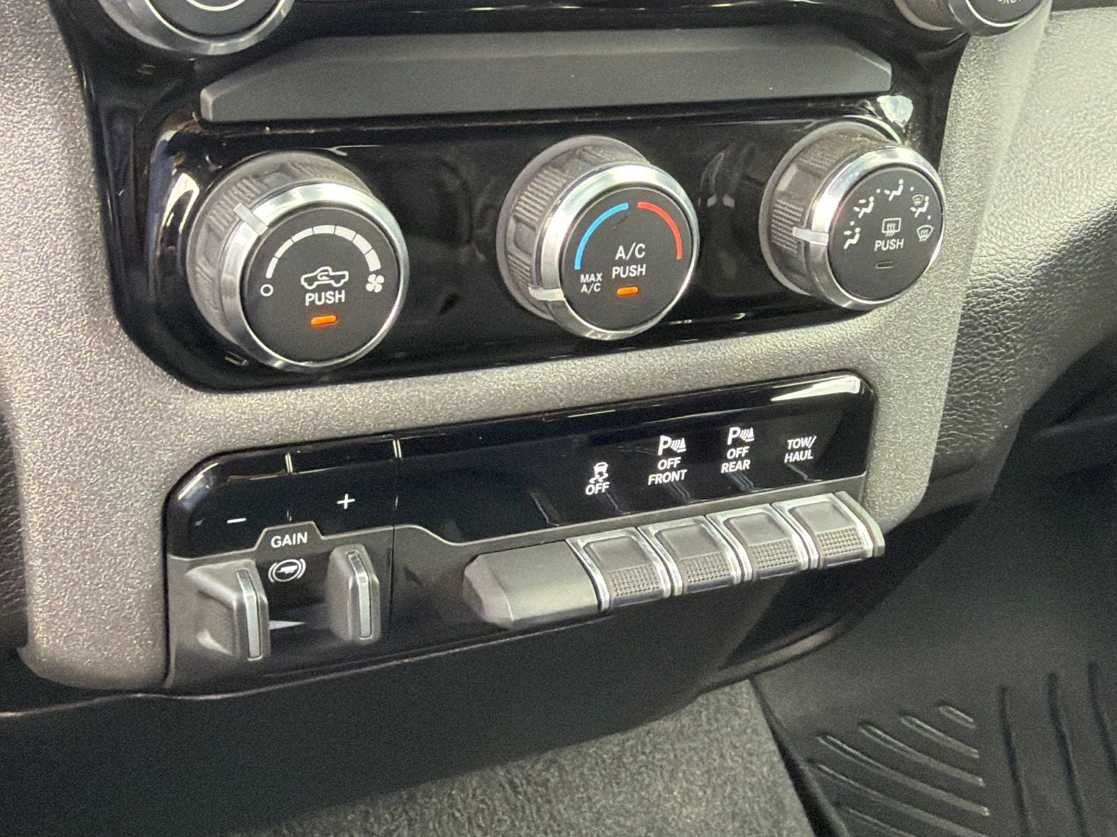 2025 RAM Ram 1500 Tradesman Crew Cab 4x4 5'7' Box
