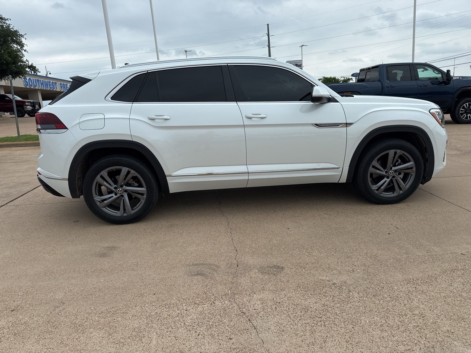 2024 Volkswagen Atlas Cross Sport 2.0T SEL R-Line