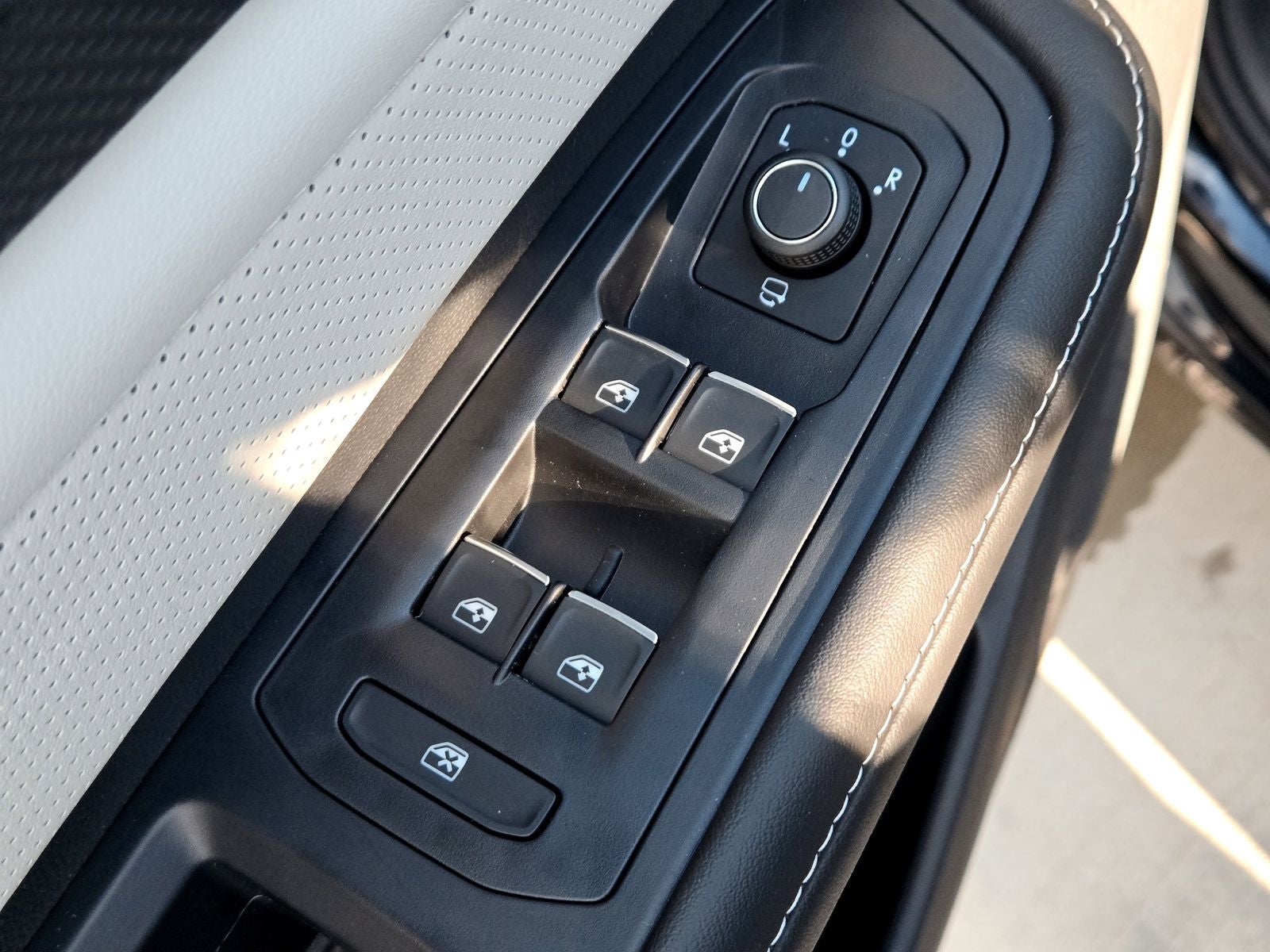 2025 Volkswagen Atlas Cross Sport 2.0T SEL Premium R-Line